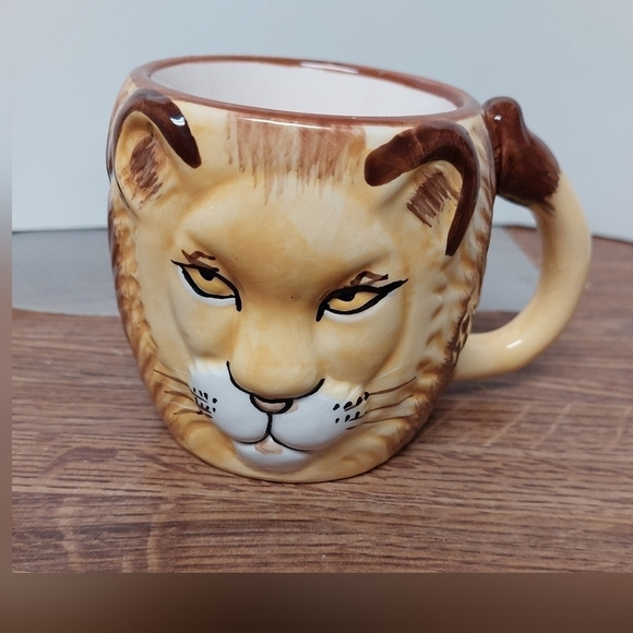 Life-like Ceramic Lion Face Mug - Picture 6 of 10